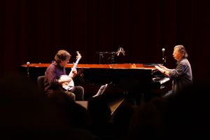 2008년 3월 1일에 Béla Fleck과 함께 공연하는 코리아