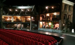 2014년 암스테르담 극장에서 상연된 안네의 무대 세트, 오른쪽에 비밀의 별채가 재현되어 있다.