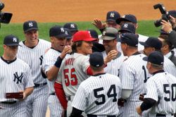 통산 27번째의 월드 시리즈 우승을 제패한 양키스가 우승 당시 멤버였던 25명에게 ‘우승 반지’ 수여식을 거행한 후 양키스에서 같이 뛰었던 동료들의 뜨거운 환영을 받고 있는 마쓰이 히데키