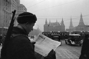 제2차 세계 대전 중인 1941년 말, 한 병사가 프라우다를 읽고 있다