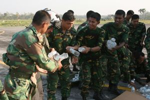 방글라데시 군인들이 사이클론 피해자를 위해 생수 배달품을 하역하고 있다.