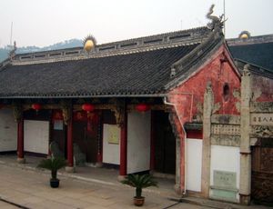 저장성 상위의 조어강을 바라보고 있는 조아 사원