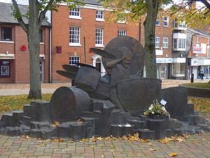 본햄의 동상이 영국 레디치 머시안 광장에 세워졌다.