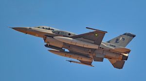 비행 중인 파키스탄 공군 F-16D 팔콘