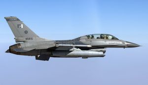 비행 중인 파키스탄 F-16BM