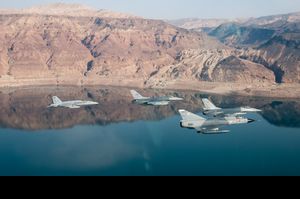 파키스탄 공군 미라주 III (제7 Bandits 비행대대)가 미 해군 F/A-18과 F-16 (미국 공군 및 요르단 공군)과 함께 비행하는 모습