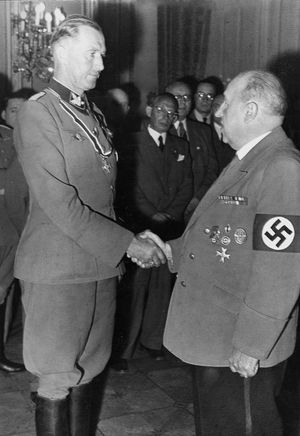 1944년 8월의 풍크(오른쪽)와 그의 국무 차관 프란츠 하일러. 두 사람은 전쟁 공로 십자 철십자 훈장을 받았다.
