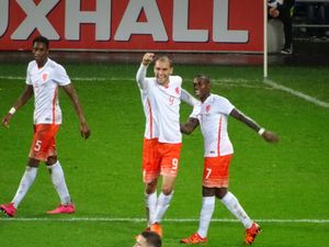 2015년 11월 네덜란드 소속으로 기록한 바스 도스트의 첫 번째이자 유일한 국제 경기 골을 자축하는 모습