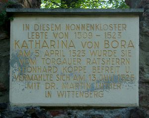 폰 보라가 수도원에서 지낸 것과 그곳에서 탈출한 것을 기념하는 님브센 수도원 유적지에 있는 명패