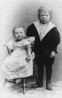 어린 시절 사진(1897년 촬영). 오른쪽이 그레고어, 왼쪽이 동생 파울