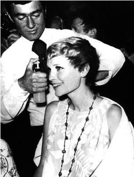 사순이 1968년 영화 로즈메리의 아기 촬영을 위해 미아 패로의 머리를 자르는 모습