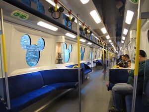 디즈니랜드 리조트 선 열차 내부