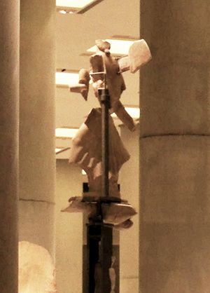 마라톤 전투를 기념하여 세워진 칼리마코스의 니케의 재구성. 아케메네스 왕조의 아테네 파괴 때 파괴됨. 아크로폴리스 박물관.