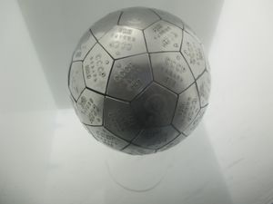 캔자스 코스모스피어에 전시된 루나 2호 탐사선이 달에 보낸 소련 깃발의 복제품