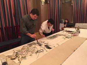 맨체스터에 있는 중국 총영사 리의 거주지에서 그림을 그리는 노보셀로프.