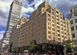 멕시코시티 국립 빌딩에 있는 시어스 건물, 미술 궁전 맞은편