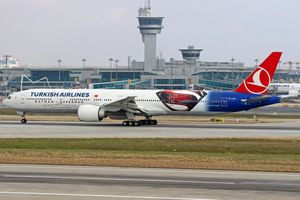 터키 항공(Turkish Airlines)의 보잉 777-300ER에 있는 영화 광고, 이스탄불 아타튀르크 공항