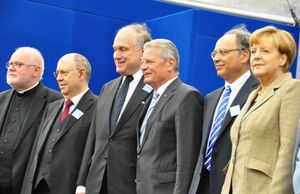 베를린에서 2014년 9월 14일에 열린 반유대주의 시위에서 독일 지도자들과 함께한 로널드 로더. 왼쪽부터: 추기경 라인하르트 마르크스, 개신교 지도자 니콜라우스 슈나이더, 로널드 S. 로더, 독일 연방 대통령 요아힘 가우크, 독일 유대인 중앙 협의회 의장 디터 그라만, 독일 연방 총리 앙겔라 메르켈.