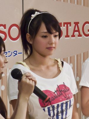 2011년 AeLL 멤버들과 함께 찍은 시노자키