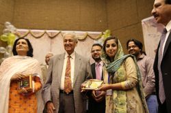 칸이 2017년 시민 단체 회원들과 문학 컨퍼런스에 참석.