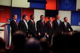 2016년 아이오와 코커스 전에 열린 마지막 공화당 대통령 후보 토론회에 참석한 크리스 크리스티(왼쪽에서 두 번째)