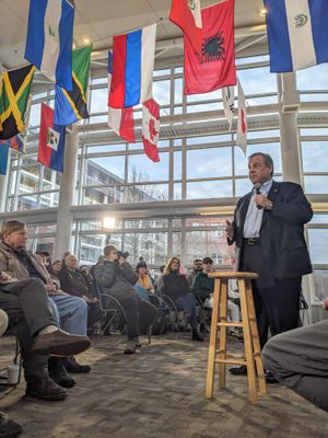 2023년 12월 킨 주립 대학에서 연설하는 크리스티.