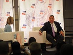 크리스 크리스티가 2018년 10월 로스앤젤레스 컨벤션 센터에서 열린 폴리티콘에 참석한 모습