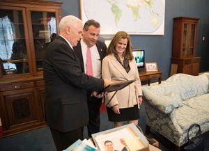 크리스티와 그의 아내 메리 패트가 2017년 부통령 마이크 펜스와 함께 있다.