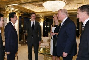 일본 총리 아베 신조가 2016년 11월 트럼프 대통령 당선인, 재러드 쿠슈너, 이방카 트럼프, 플린과 만나는 모습