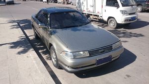 좌측 핸들로 개조된 일본 중고차 (토요타 카리나 ED). 국내 전용 차량이라 우측 핸들만 존재하지만, 수출 대상(중국 본토)에서는 우측 핸들 등록이 불가능하여 좌측 핸들로 개조되었다.