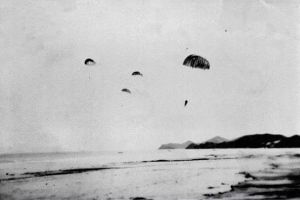 8240부대의 공수 훈련 모습