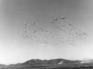 제403 TCW C-119가 1952년 한국 상공에서 제187 RCT를 투하하고 있다.