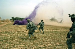 제3대대 병사들이 이라크 알부 이사에서 무기 은닉처 수색을 마친 후 블랙 호크 헬리콥터로 달려가고 있다.