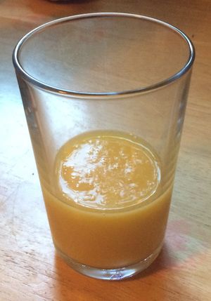 과육이 들어있는 오렌지 주스 한 잔