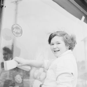 1960년대 핀란드 유바스퀼라에서 상점 점원이 상점 창문을 닦고 있다.