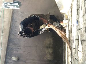 바닥을 쓸고 있는 모습