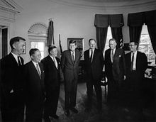 존 F. 케네디 대통령(가운데), 오히라 마사요시 외무상(왼쪽에서 세 번째) 등과 함께한 라이샤워(왼쪽). 1963년, 백악관에서