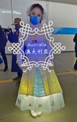 개회식에서 참가국 플래카드를 든 대회 스태프