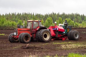 스웨덴 아르비츠야우르의 Saltmyran에서 이탄 절단에 사용된 트랙터
