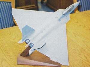 공군 장관 제임스 로쉬의 책상에 있는 FB-22-3 모델의 록히드 마틴 사진.