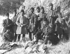 나세르 알딘 샤 카자르가 물담배를 피우는 모습