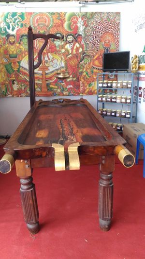 환자에게 오일을 바르는 데 사용되는 아유르베다 치료 세트, 케랄라, 2017