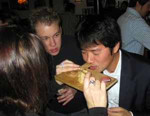 코담배를 코에 직접 쏘는 데 사용되는 스프링 장치