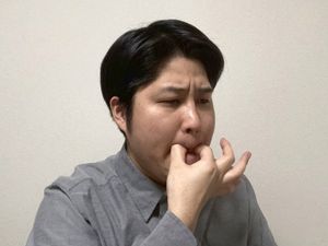 손가락 피리를 부는 남성