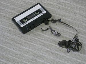 카세트 데크의 캡스턴에 감겨 엉키고 끊어진 카세트 테이프