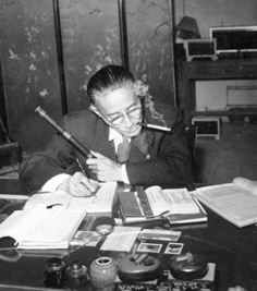 현대의 가장 뛰어난 중국음악사학자인 양인리우(楊蔭瀏, 1899-1984)의 연구 모습