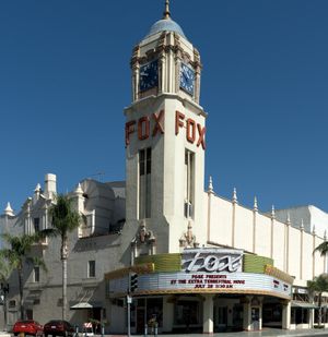 1930년에 건립된 역사적인 스페인 바로크 부흥 양식의 폭스 극장