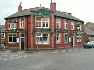 글로솝에 있는 "달과 6펜스"라는 이름의 펍