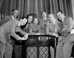 The Jack Benny Program 출연진, 왼쪽부터: Eddie "Rochester" Anderson, Dennis Day, Phil Harris, Mary Livingstone, Jack Benny, Don Wilson, and Mel Blanc