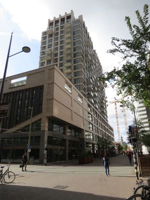 헤이그의 터프마르크트 99에 위치한 델프트 공과대학교(TU Delft) 캠퍼스. 이 건물은 라이덴 대학교와 함께 사용하고 있다.